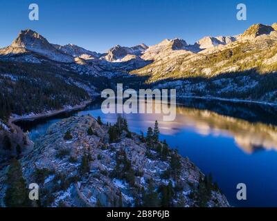 Luftansicht des South Lake im Winter, Sierra Nevada Mountains, Kalifornien