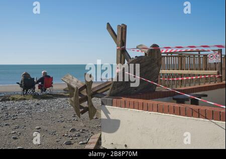 Älteres Paar am Meer in einem geschlossenen Wohnwagenpark wegen Coronavirus, Covid-19, in der Nähe von Aberystwyth, Ceredigion, Wales, Großbritannien Stockfoto