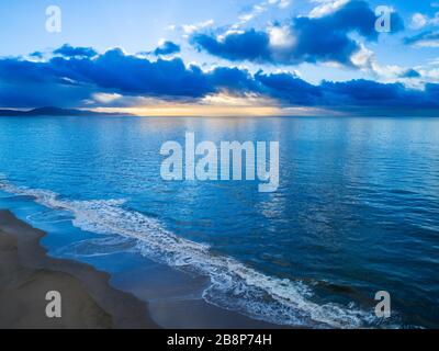 Luftaufnahme von stürmischem Sonnenaufgang über Leadbetter Beach, Santa Barbara, Kalifornien Stockfoto