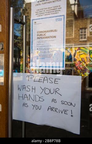 LONDON - 22. MÄRZ 2020: Eine Mitteilung in Camden Town gibt grundlegende präventive gesundheitliche und persönliche Hygienemaßnahmen vor, um die Ausbreitung von Coronavirus zu bekämpfen. Stockfoto