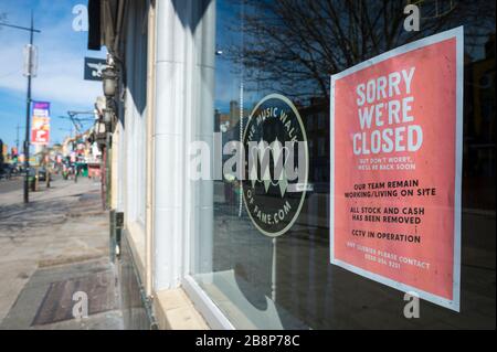 LONDON - 22. MÄRZ 2020: Ein Schild auf einem Pub auf dem Music Walk of Fame in Camden Town mit leeren Straßen deutet auf die jüngste Schließung aufgrund von Coronavirus hin. Stockfoto