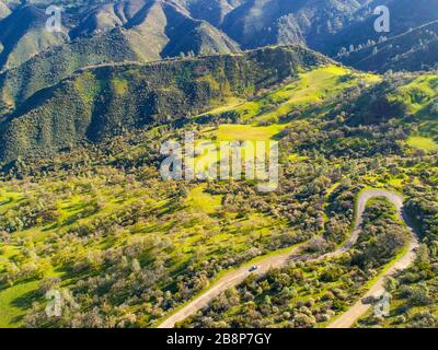 Luft der kurvenreichen Straße auf dem Figueroa Mountain über dem Santa Ynez Valley, Kalifornien Stockfoto