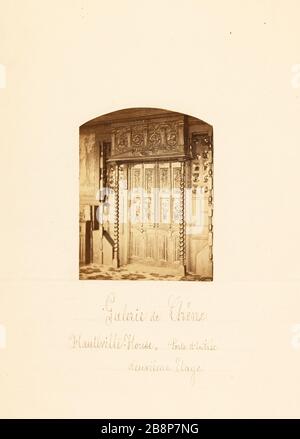 Reportage von Edmond Bacot in Hauteville House Türe Eiche Galerie im zweiten Stock im Jahr 1862. Bacot, Edmond. "Reportage d'Edmond Bacot à Hauteville House: Porte de la galerie de chêne au deuxième étage,  , 1862". Tirage sur Papier Albuminé. 1865-1862. Paris, Maison de Victor Hugo. Stockfoto