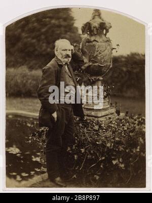 Victor Hugo vor der Brunnenschlange im Garten des Hauses Hauteville Victor Hugo (1802-1885), écrivain français, devant la fontaine aux Serpents dans le jardin de Hauteville House, à Guernesey (Royaume-Uni). Epreuve sur Papier albuminé, négatif verre au collodion. Im Jahr 1862. Photographie d'Edmond Bacot (1814-1875). Paris, Maison de Victor Hugo. Hauteville House. Stockfoto