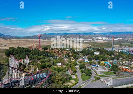 Valencia, Kalifornien, USA, 22. März 2020. Luftaufnahme des Freizeitparks Six Flags Magic Mountain Valencia, frei von Menschen, Personal und Fahrgeschäften Stockfoto