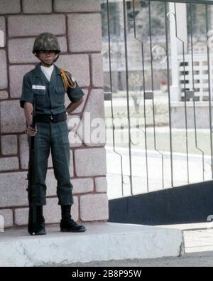1968, Danang Airport, Vietnam, südvietnamesischer Soldat, der Wache stand Stockfoto