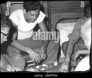 1968, Danang Airport Marine Barracks Soldaten, die während des Vietnamkriegs Karten in der Kaserne spielen. Stockfoto