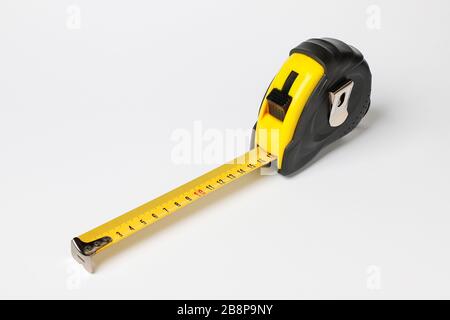 Flexometer mit schwarzer und gelber Farbe und erweiterter Messskala isoliert auf weißem Hintergrund Stockfoto