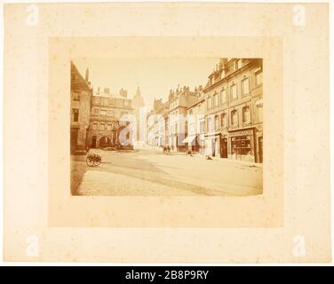 Große Straße und Geburtsstätte von Victor Hugo in Besançon Robardet. "Grande rue et maison natale de Victor Hugo à Besançon". Tirage sur Papier Albuminé. 1860-1860. Paris, Maison de Victor Hugo. Stockfoto