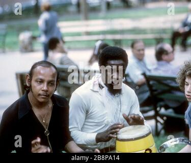 Original 1968, Washington Square Park, New York City, hispanische und schwarze Musiker, die im Park bei einer Kriegserkundgebung Musik spielen. Stockfoto