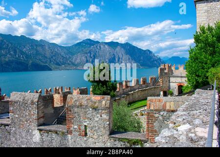 Malcesine, Veneto/Italien - 14. Juli 2019: Blick von der Burg Scaligero nach Malcesine Stockfoto