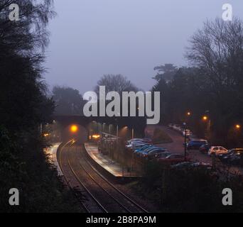 Llanishen Bahnhof im Süden Wales Täler in der Dämmerung an einem feuchten, nebligen Tag Stockfoto