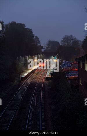 Transport für Wales Klasse 142 Schrittmacherzug 142077, der in der Dämmerung im feuchten Nebel den Bahnhof Llanishen in den Cardiff-Tälern anruft Stockfoto