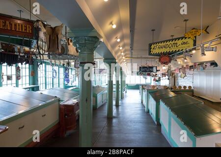 Am Sonntag, 22. März 2020, steht eine Arkade auf dem Pike Place Market leer. Während viele der Lebensmittelgeschäfte offen sind, sind die nicht essentiellen Geschäfte des Wahrzeichen vorübergehend geschlossen, einschließlich der allgegenwärtigen Souvenir- und Blumenbuden des Marktes. Stockfoto