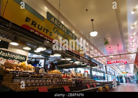 Parker, mit dem wachsenden Washington, wartet am Sonntag, 22. März 2020 auf Kunden am Pike Place Market. Während viele der Lebensmittelgeschäfte offen sind, sind die nicht essentiellen Geschäfte des Wahrzeichen vorübergehend geschlossen, einschließlich der allgegenwärtigen Souvenir- und Blumenbuden des Marktes. Stockfoto