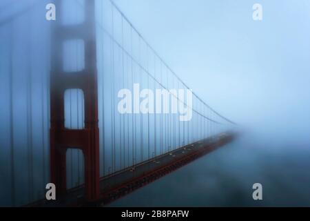 Golden Gate Bridge verschwindet im Nebel, San Francisco, Kalifornien, Vereinigte Staaten, Nordamerika, Farbe Stockfoto