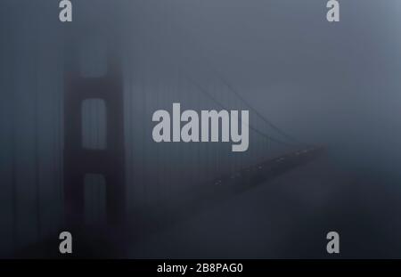 Nahaufnahme der Golden Gate Bridge, die im Nebel verschwindet, San Francisco, Kalifornien, Vereinigte Staaten, Nordamerika, Farbe Stockfoto