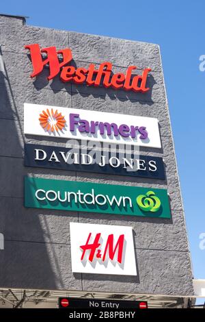 Werbeschilder für Westfield Newmarket-Händler, Broadway, Newmarket, Auckland, Auckland Region, Neuseeland Stockfoto