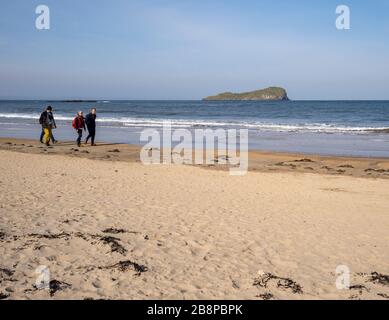 Menschen, die am Strand der West Bay, North Berwick, Schottland, Großbritannien, spazieren gehen. Stockfoto