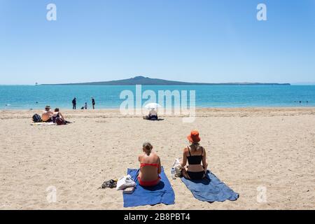 Mission Bay Beach mit Rangitoto Island, Mission Bay, Auckland, Neuseeland Stockfoto