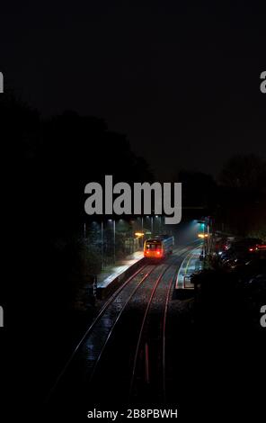 Transport für Wales Klasse 142 Schrittmacherzug 142074, der den Llanishen Bahnhof Rhymney Valley Line in den walisischen Tälern anruft Stockfoto