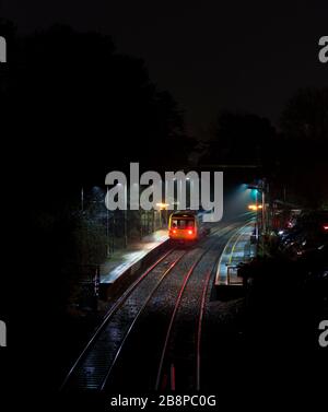 Transport für Wales Klasse 142 Schrittmacherzug 142074, der den Llanishen Bahnhof Rhymney Valley Line in den walisischen Tälern anruft Stockfoto