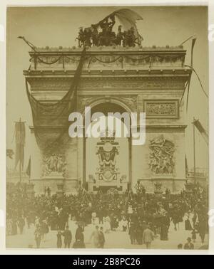 BEERDIGUNG VON VICTOR HUGO, der Katafalque UNTER DEM ARC DES TRIUMPHES Funérailles de Victor Hugo, le catafalque sous l'Arc de Triomphe. Paris, 1er Juin 1885. Paris, Maison de Victor Hugo. Stockfoto