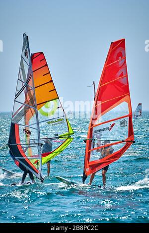 Riva del Garda, Lago di Garda, Italien - 12. Juni 2018: Windsurfer surfen auf Wellen im Gardasee, Fahrer surfen mit hoher Geschwindigkeit am Gardasee, R. Stockfoto