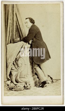 Length Portrait Montaubry, Tenorsänger, auf einem geschnitzten Sockel aufgelehnt. A. Graves & Cie. Portrait en pied de Montaubry, chanteur ténor, appuyé sur un piedestal sculpté. Carte de visite (recto). Tirage sur Papier Albuminé. Avant Von 1866. Photographie d'A. Graves & Cie. Paris, musée Carnavalet. Stockfoto