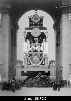 BEERDIGUNG VON VICTOR Hugo - "BODY UNDER DOOR catafalque Funérailles de Victor Hugo: Le catafalque (gros Plan) sous l'Arc de Triomphe. Paris (VIIIème arr.). Photographie de Louis Antonin Neurdein (16-V. gez.). Paris, Maison de Victor Hugo. Stockfoto