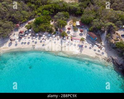 Strand auf Curacao mit blauem Wasser Drone Foto Stockfoto