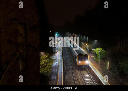 Transport für Wales Klasse 142 Schrittmacherzug 142075, der am Llanishen Bahnhof Rhymney Valley Line in den walisischen Tälern anruft Stockfoto