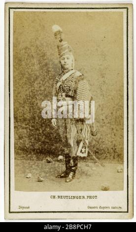 Längenporträt von Morando, einer Tänzerin an der Oper, in Militärkostüm. Portrait en pied de Morando, danseuse à l'Opéra, en Kostüm militär. Carte de visite (recto). Tirage sur Papier Albuminé. Photographie de Charles Reutlinger (1816-1880), 1860-1890. Paris, musée Carnavalet. Stockfoto