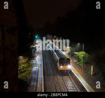 Transport für Wales Klasse 142 Schrittmacherzug 142075, der am Llanishen Bahnhof Rhymney Valley Line in den walisischen Tälern anruft Stockfoto