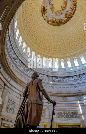 George Washington Bronzestatue, im US-Kongress, Capitol Dome, Rotunde im Inneren, Washington DC, USA Stockfoto