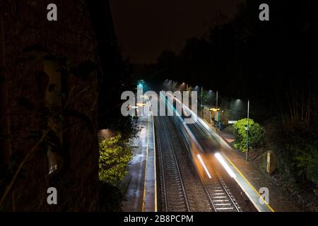 Transport für Wales Klasse 142 Schrittmacherzug 142075 Abfahrt Llanishen Bahnhof Rhymney Valley Line in den walisischen Tälern mit Bewegungsunschärfe Stockfoto