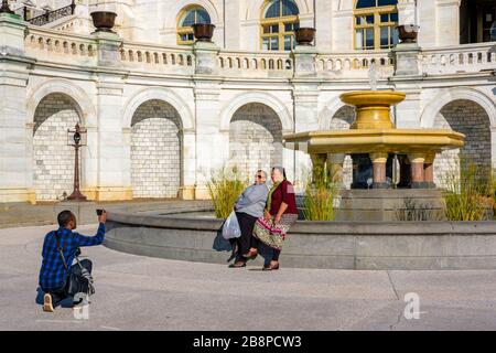 Touristen posieren vor dem Springbrunnen des US Capitol Building, Washington, D.C., USA Stockfoto