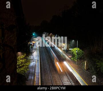 Transport für Wales Klasse 142 Schrittmacherzug 142075 Abfahrt Llanishen Bahnhof Rhymney Valley Line in den walisischen Tälern mit Bewegungsunschärfe Stockfoto