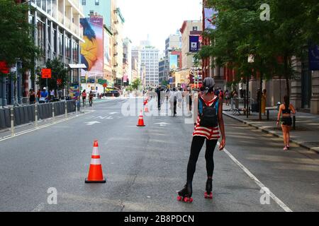 Viele Läufer, Radfahrer und Fußgänger genießen die Rücknahme der Lafayette Street in Lower Manhattan während des Summer Streets Festivals, Manhattan am 3. AUGUST Stockfoto
