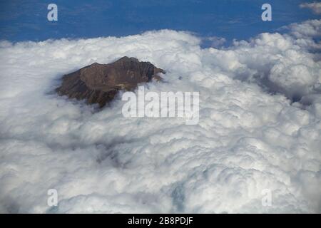 Caldera des Mount Raung, ein aktiver Vulkan, ist aus der Vogelperspektive durch das Fenster eines Flugzeugs zu sehen, das über der indonesischen Provinz Ost-Java fliegt. Stockfoto