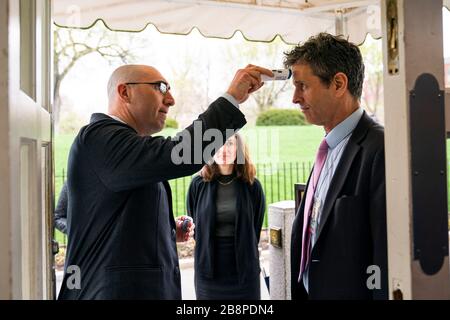 Washington, DC, USA. März 2020. Mitglieder der Medien werden auf Fieber untersucht, bevor US-Präsident Donald J. Trump am 22. März 2020 im Pressebriefingraum des Weißen Hauses in Washington, DC, USA, Bemerkungen zur Pandemie vorbringt. Bemühungen, die Coronavirus-COVID-19-Pandemie einzudämmen, haben zu Reiseunterbrechungen, Stornierungen von Sportveranstaltungen, Reinigungsarbeiten und Lebensmitteln und anderen Unannehmlichkeiten geführt.Credit: Jim LoScalzo/Pool über CNP   Usage Worldwide Credit: Dpa/Alamy Live News Stockfoto