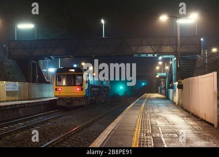 Transport für Wales Klasse 142 Schrittmacherzug 142085, der am Bahnhof Lisvane und Thornhill mit einem grünen Signal anruft Stockfoto