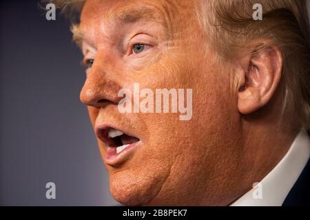 Washington DC, USA. März 2020. Präsident der Vereinigten Staaten Donald J. Trump spricht während des täglichen Briefings über die Coronavirus Pandemie aus dem Brady Press Briefing Room, wenn das Weiße Haus in Washington, DC am Sonntag, 22. März 2020. Kredit: MediaPunch Inc/Alamy Live News Stockfoto