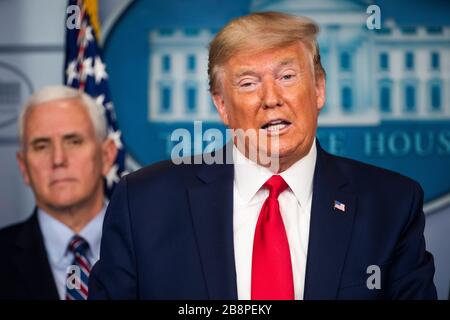 Washington DC, USA. März 2020. Präsident der Vereinigten Staaten Donald J. Trump spricht während des täglichen Briefings über die Coronavirus Pandemie aus dem Brady Press Briefing Room, wenn das Weiße Haus in Washington, DC am Sonntag, 22. März 2020. Von links betrachtet, ist US-Vizepräsident Mike Pence. Kredit: MediaPunch Inc/Alamy Live News Stockfoto