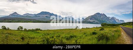 Going-to-the-Sun Road entlang der Nordgrenze des St. Mary Lake im Glacier National Park, Montana. Stockfoto