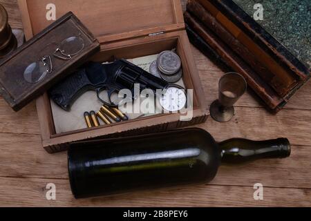 Alte Retro-Revolverpistole mit Munition in Holzkiste für Briefe Stockfoto