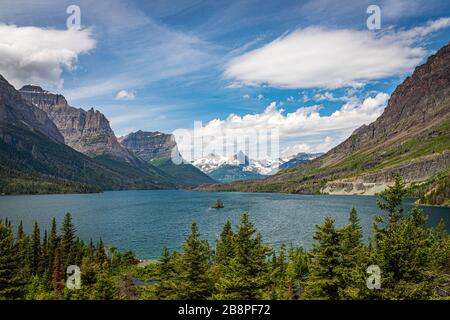Going-to-the-Sun Road entlang der Nordgrenze des St. Mary Lake im Glacier National Park, Montana. Stockfoto