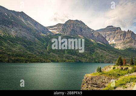 Going-to-the-Sun Road entlang der Nordgrenze des St. Mary Lake im Glacier National Park, Montana. Stockfoto