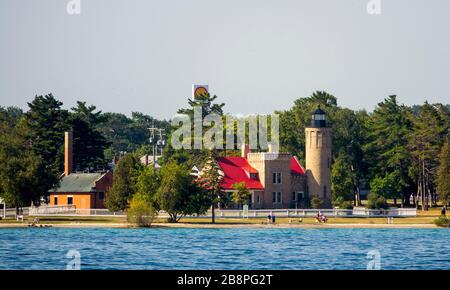 Old Mackinac Point Lighthouse befindet sich an der Straße von Mackinac in Mackinaw City, Michigan. Stockfoto