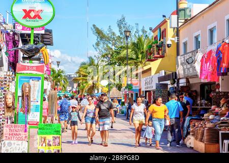 PLAYA DEL CARMEN, MEXIKO - DEC. 26, 2019: Die Besucher können an der berühmten 5th Avenue im Vergnügungsviertel Playa del Carmen in der Yucata einkaufen Stockfoto